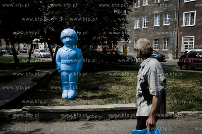 Rzezby tajemniczych niebieskich zolnierzykow pojawily...