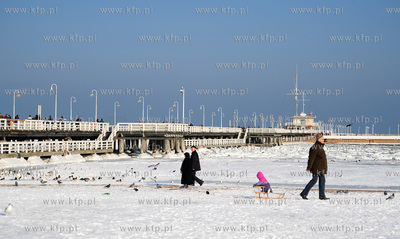 Sopot. Zimowa sceneria na plazy i sopockim molo. 16.02.2012...