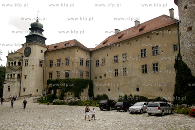 Zamek w Pieskowej Skale z XIII/XIV wieku. Budowla odrestaurowana...