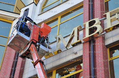 Gdansk. Zdjecie szyldu z budynku Artus Park przy ul...