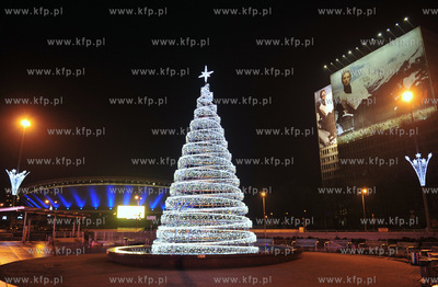 Katowice. Iluminowane centrum miasta wieczorem w pierwszy...