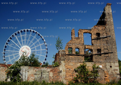 Gdansk. Kolo widokowe na Wyspie Spichrzow widziane...