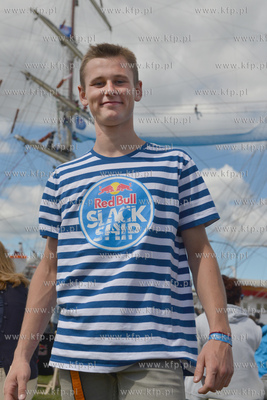 25 metrow nad pokladem Daru Mlodziezy zacumowanym przy...