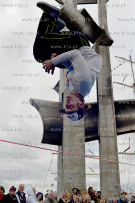 25 metrow nad pokladem Daru Mlodziezy zacumowanym przy...