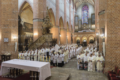 Pelplin. Msza Swieta Krzyzma w Wielki Czwartek w Bazylice...