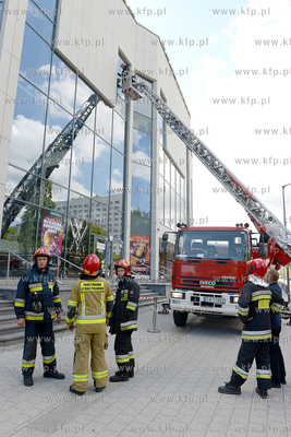 Gdynia. Straż pożarna usuwa pękniętą szybę w...
