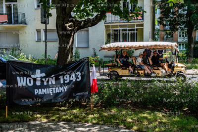 Uroczystości złożenia kwiatów pod pomnikiem Pamięci...