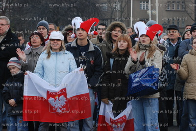 Gdynianie kibicuja przed ustawionym na Placu Grunwaldzkim...