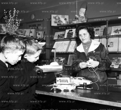 Przedswiateczne zakupy w sklepie z zabawkami. (0000456z)...