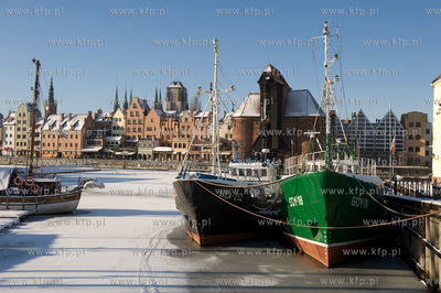 Zima w Gdansku, kutry rybackie cumujace przy Centralnym...