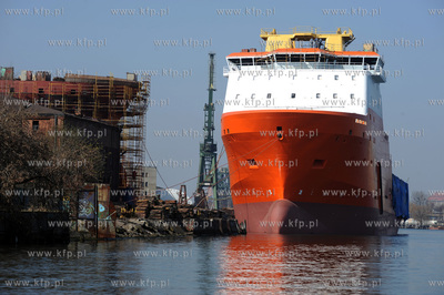 Statek przy nabrzezu Stoczni Gdansk. 04.04.2009 fot....