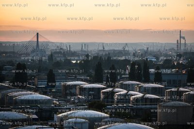 Rafineria Grupy Lotos, zbiorniki na asfalt, w tle most...