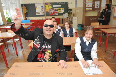 Krzysztof Skiba odwiedzil Szkole Podstawowa nr 50 im....