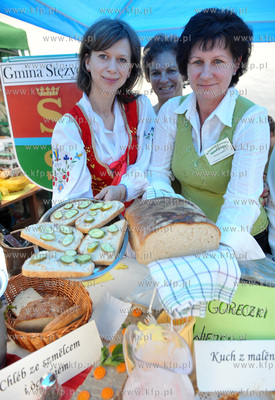 Pomorskie Swieto Produktu Tradycyjnego w Gdansku obok...