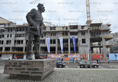 Budowa apartamentowca Transatlantyk na placu Kaszubskim...