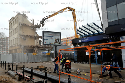 Wyburzanie dawnego Domu Towarowego PDT, a obecnie Galerii...