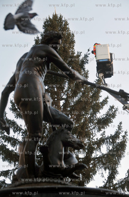 Ozdabianie 25-metrowej choinki, ktora stanela na Dlugim...