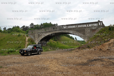 Dawny wiadukt kolejowy linii do Kokoszek polozony na...