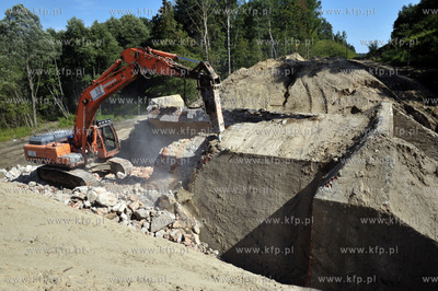 Wyburzanie ostatniego starego wiaduktu dawnej trasy...