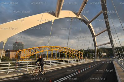 Oddany do uzytku 67 metrowy wiadukt nad magistrala...