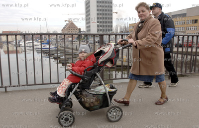 Gdansk. Wyburzanie starych budynkow pod budowe nowych...