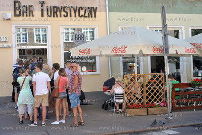 Gdansk. Kolejka do Baru Mlecznego Turystyczny na ul....