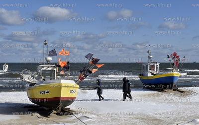 Sopot zimą. Łodzie rybackie na plaży przy przystani...
