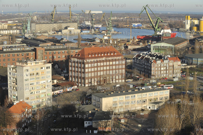 Gdańsk. Ul. Wałowa i przychonia, za nią tereny byłej...
