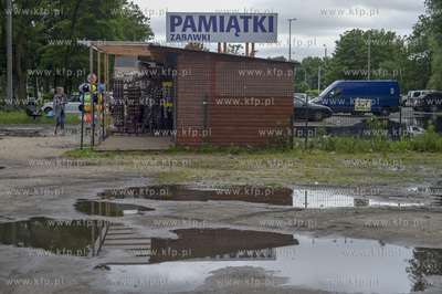 Gdańsk Brzeźno. Pawilon z pamiątkami na końcu al....