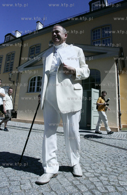 Gdanski oddzial IPN. Pralat ks. Henryk Jankowski przegladal...