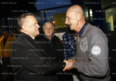Gdansk. Stocznia Gdanska. Zwiazkowcy z OPZZ i Solidarnosci...