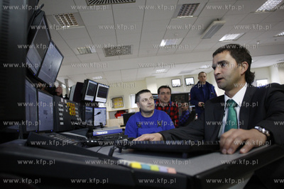 Pilkarze Lechii Gdansk odwiedzili gdanska rafinerie....