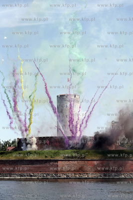 Inscenizacja bitwy morskiej w okolicy Twierdzy Wisloujscie....