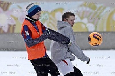 Gdansk Zaspa. Pilkarski turniej dzikich druzyn Do przerwy...