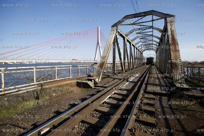 Most kolejowy nad Martwa Wisla w Gdansku.
02.04.2014
fot....