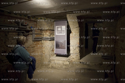 Gdańsk. Zwiedzanie piwnic Ratusz Głównego Miasta...