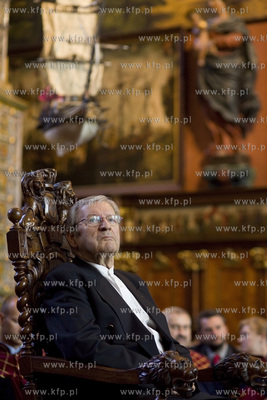 Dwor Artusa. Uroczysta sesja Rady Miasta Gdanska. Wreczenie...