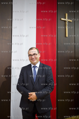Gdańsk.  Piknik patriotyczny przy hali BHP. Nz.  Członek...