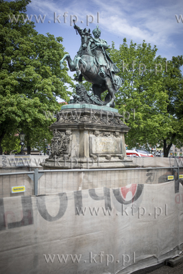 Przygotowania do remontu pomnika Jana III Sobieskiego...