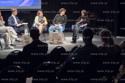 Spotkanie "Wojna obok nas. Historie odwagi, krzywdy,...