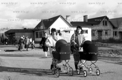 Koscierzyna - ul. Rzemiesnicza ze specerujacymi matkami...