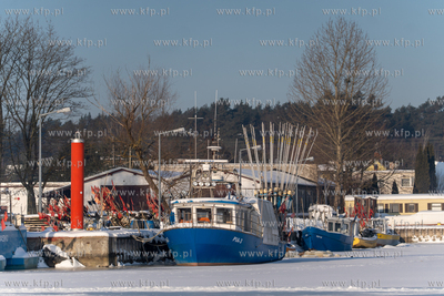 Zima na Mierzei Wiślanej. Zamarznięty port rybacki...