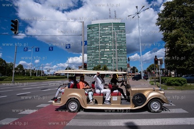 Gdańsk, ul Podwale Grodzkie. Nz. Turystyczny samochód...