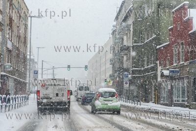Zima na drogach. Nz. Al. Grnwaldzka. 11.02.2021 / fot....
