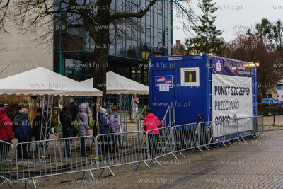 Punkt szczepień przeciwko COVID-19 na Jarmarku Świątecznym...