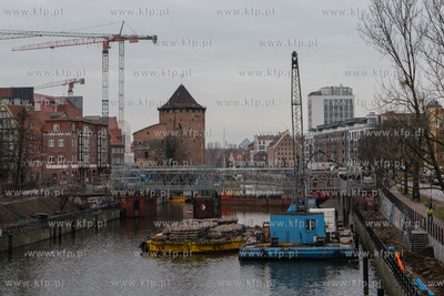 Gdańsk. Trwa przebudowa Mostu Stągiewnego. Nz. Kładka...
