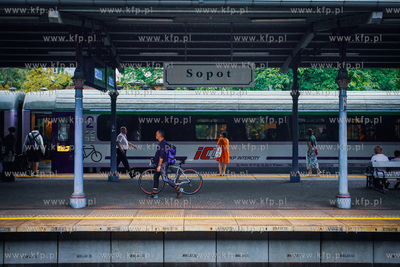 Sopot, dworzec PKP. Wakacyjne podróże pociągiem....