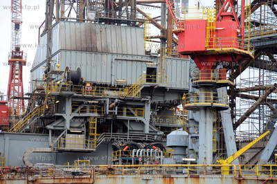 Samopodnosna platforma wiertnicza ENSCO100 przechodzi...