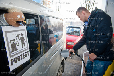 Gdansk. Protest kierowcow przeciwko rosnacym cenom...