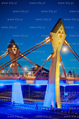 Gdansk. Oddany do uzytku, efektownie podswietlony most...